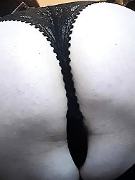 Seductive t-girl slut is spreading her ass on photo