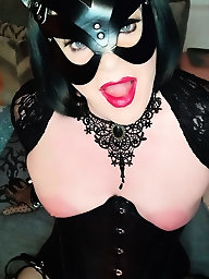 Ripened strumpet likes the taste of semen