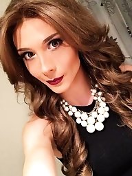 Shemale slut is baring it all on picture