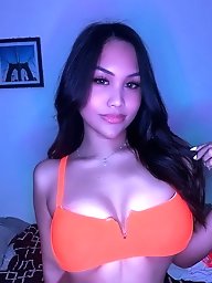 T girl tart is posing totally naked on pictures