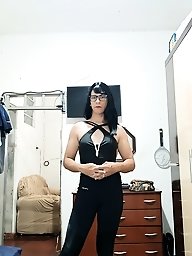 Girl in short shorts shows her juicy ass while walking on the city street