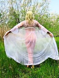 A sexy blonde shows her ass in a special pose